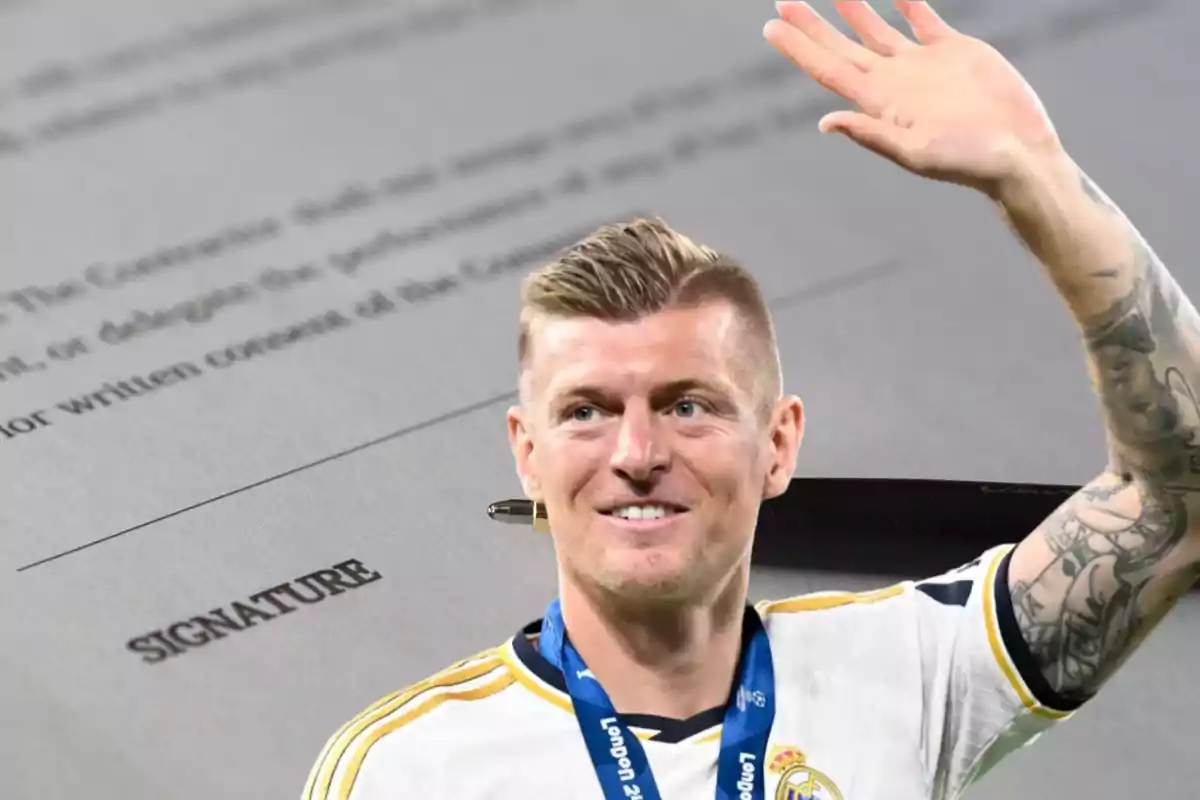 Toni Kroos levantando la mano y un contrato al lado