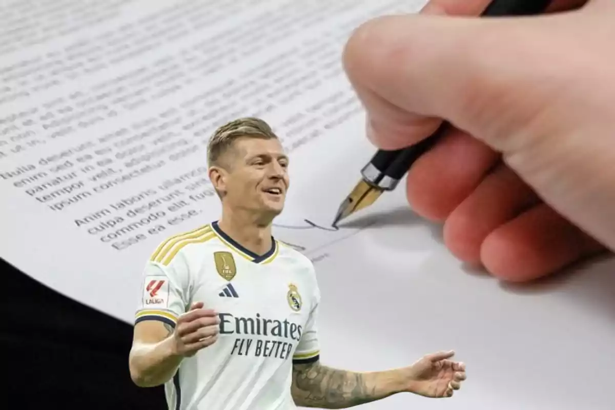 Un jugador de fútbol con la camiseta del Real Madrid aparece superpuesto sobre una imagen de una mano firmando un documento con una pluma.