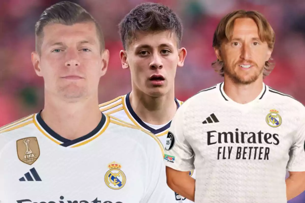 Tres jugadores de fútbol del Real Madrid posando con el uniforme del equipo.