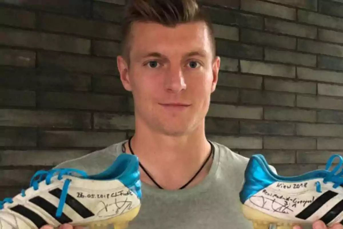 Toni Kroos con dos dotas Adidas