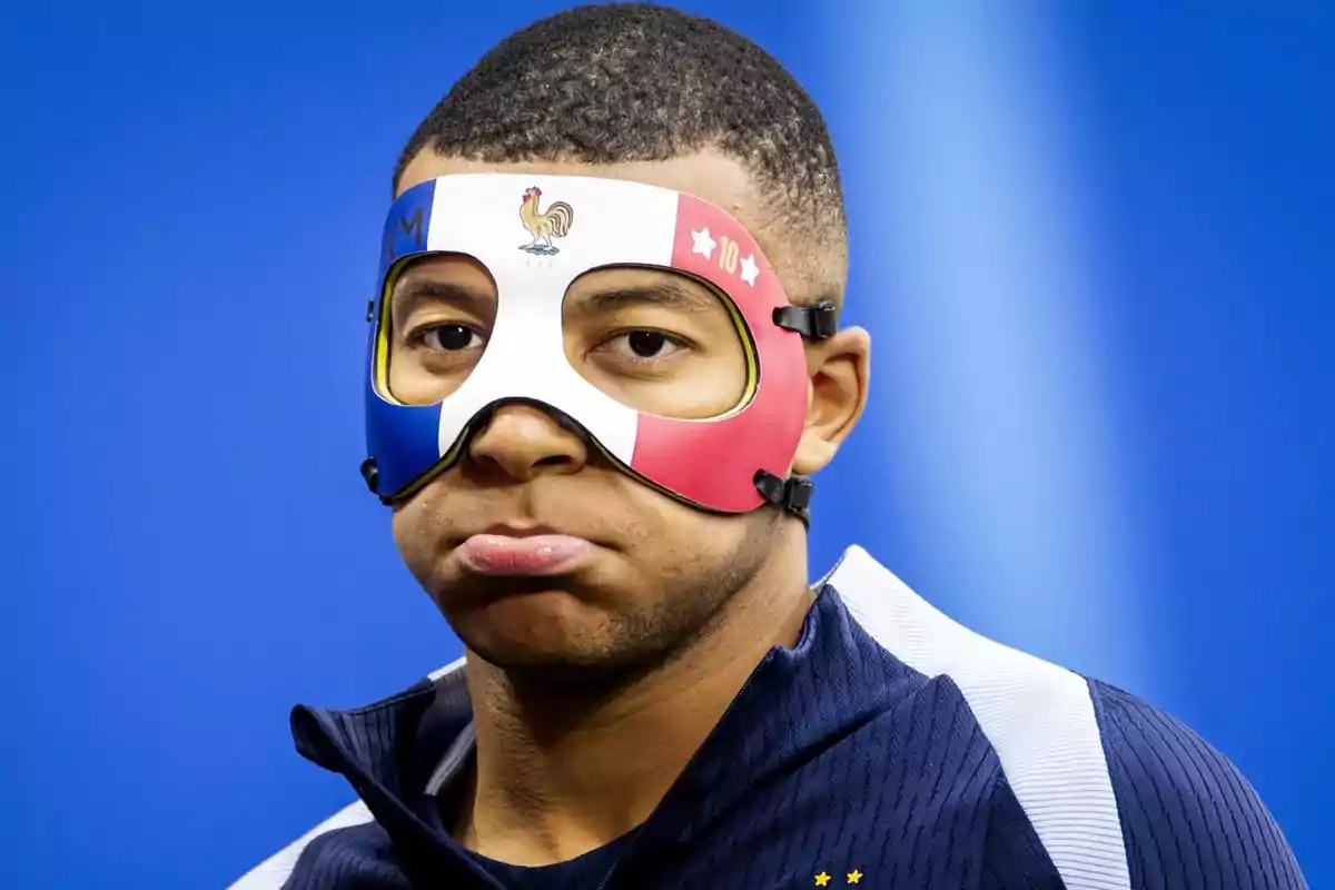 Persona con máscara de colores de la bandera de Francia y expresión facial triste.