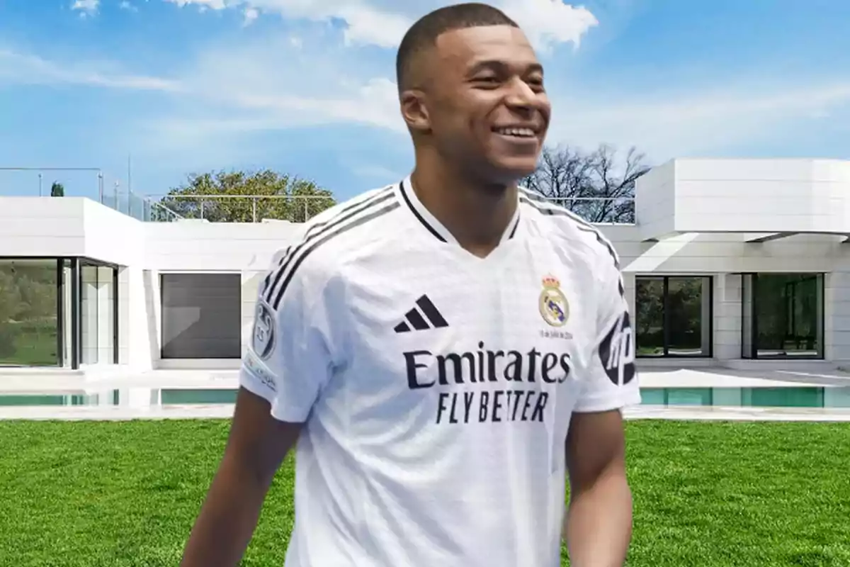 Un jugador de fútbol con la camiseta del Real Madrid sonríe frente a una casa moderna con jardín y piscina.