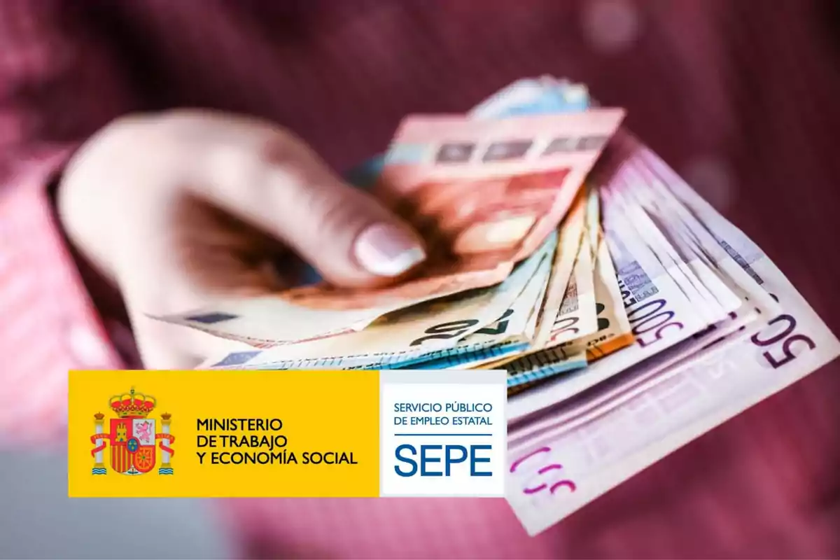 Una mano sosteniendo billetes de euro junto a los logotipos del Ministerio de Trabajo y Economía Social y del Servicio Público de Empleo Estatal (SEPE).