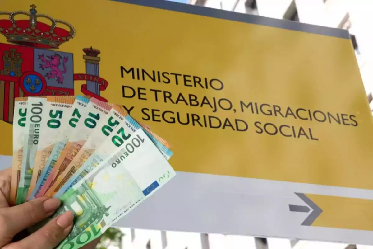 Un letrero del Ministerio de Trabajo, Migraciones y Seguridad Social de España con una mano sosteniendo varios billetes de euro.