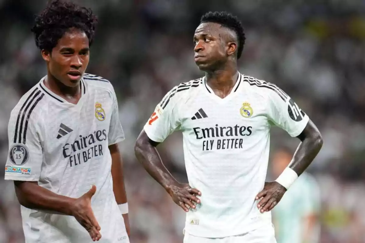 Dos jugadores del Real Madrid con el uniforme blanco del equipo durante un partido.