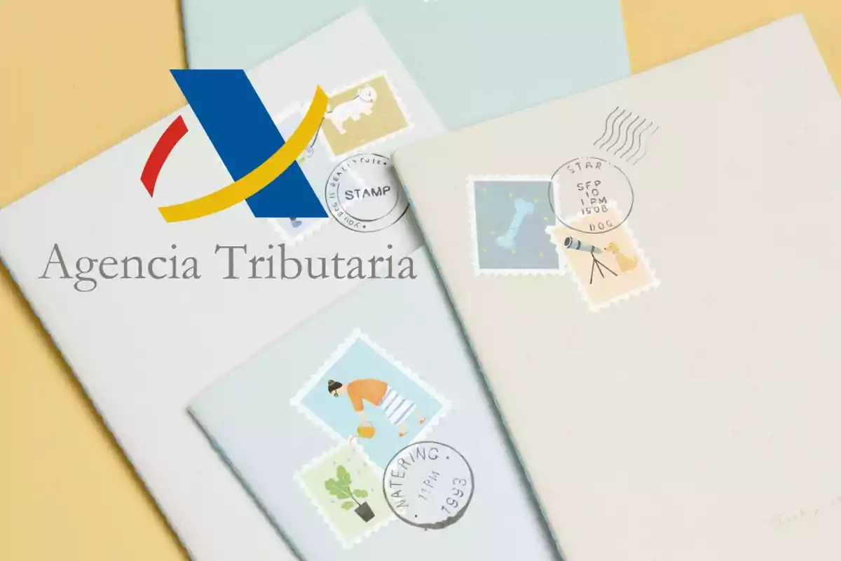 La imagen muestra el logotipo de la Agencia Tributaria sobre un fondo de sobres con estampillas de colores.