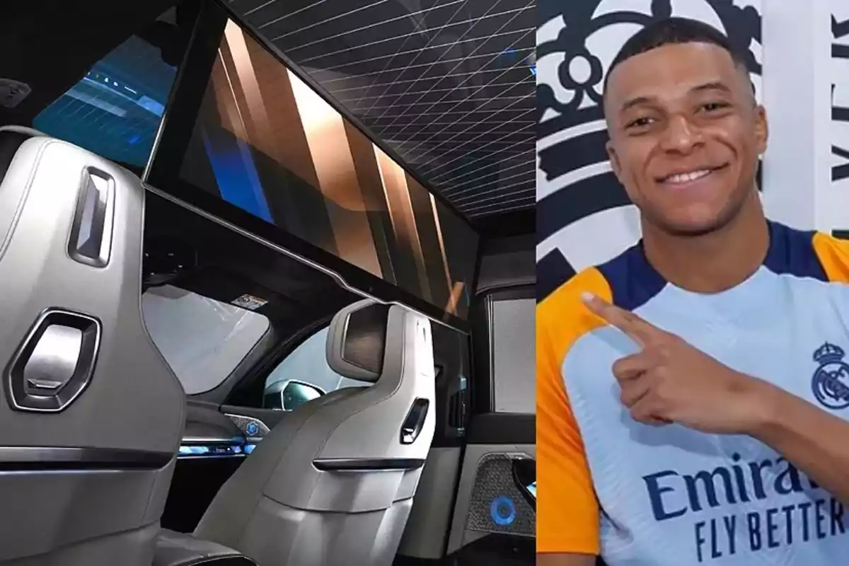 Interior de un coche de lujo con asientos de cuero y una pantalla grande junto a Mbappé y señalando con el dedo.