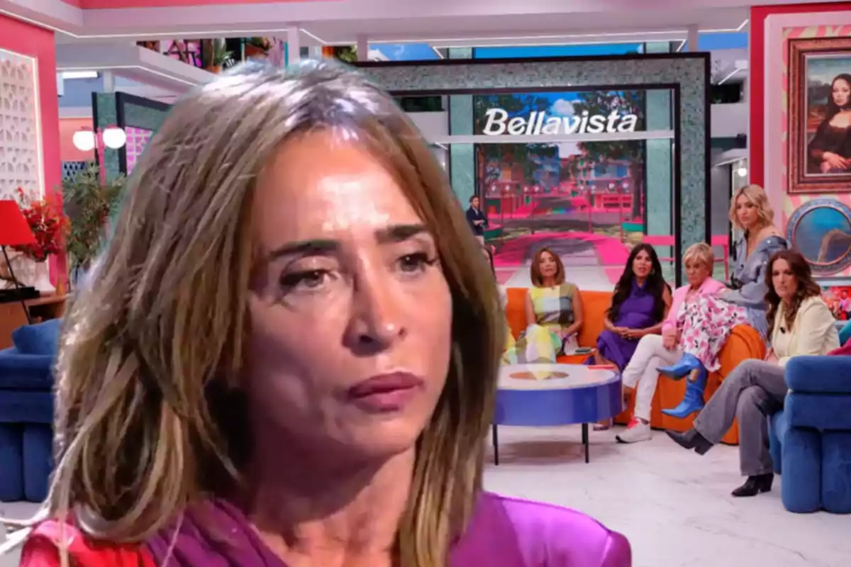 Un grupo de personas sentadas en un set de televisión colorido con una mujer en primer plano.