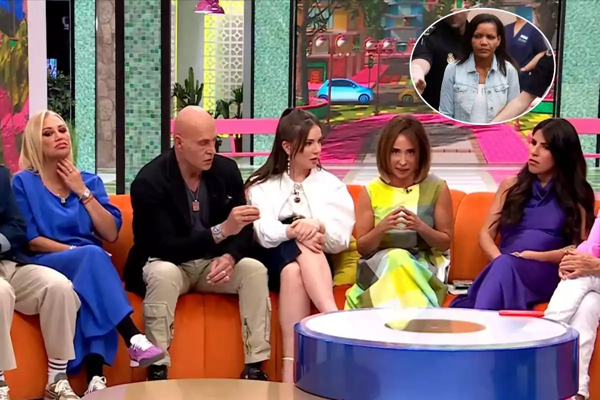 Un grupo de personas está sentado en un sofá colorido en un set de televisión, mientras conversan y parecen estar en un programa de entrevistas; en la esquina superior derecha hay una imagen insertada de una mujer con expresión seria.