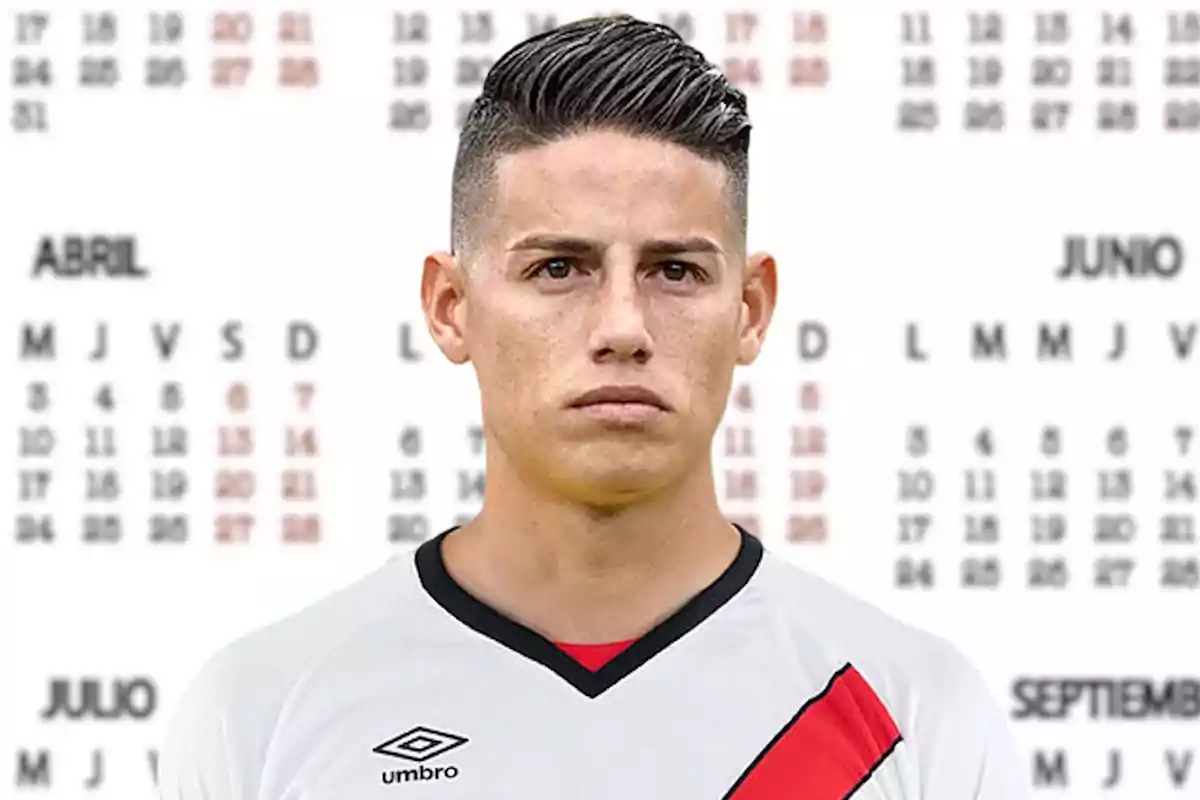 James Rodríguez, con un calendario de fondo.