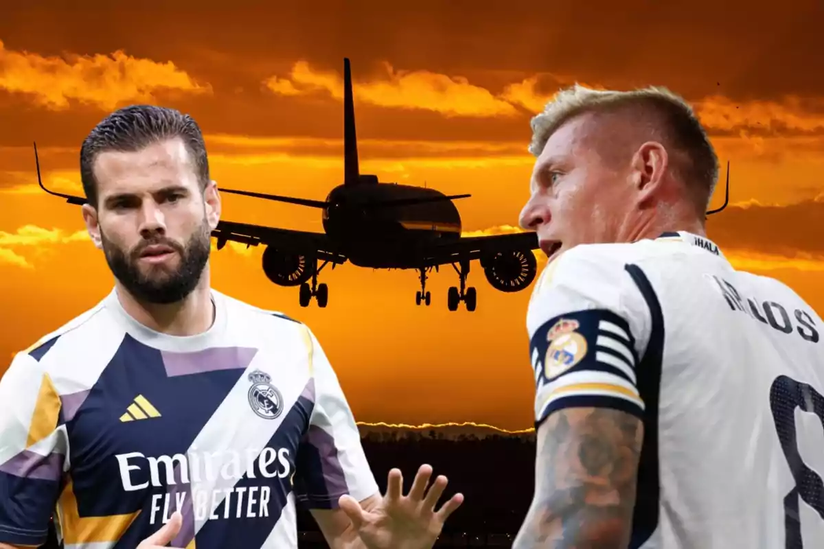 Dos jugadores de fútbol del Real Madrid con un avión despegando al atardecer de fondo.