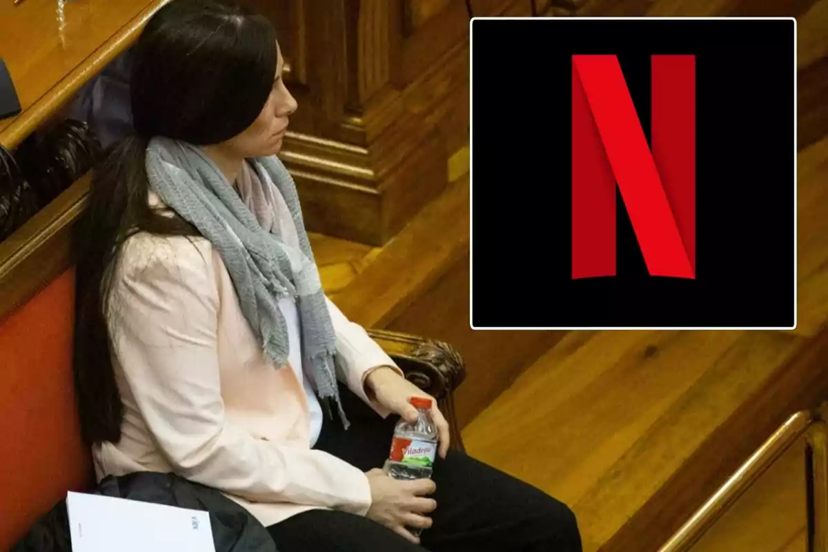 Una mujer sentada en un banco de madera sosteniendo una botella de agua con una bufanda gris y un abrigo claro junto a un logotipo de Netflix en la esquina superior derecha.