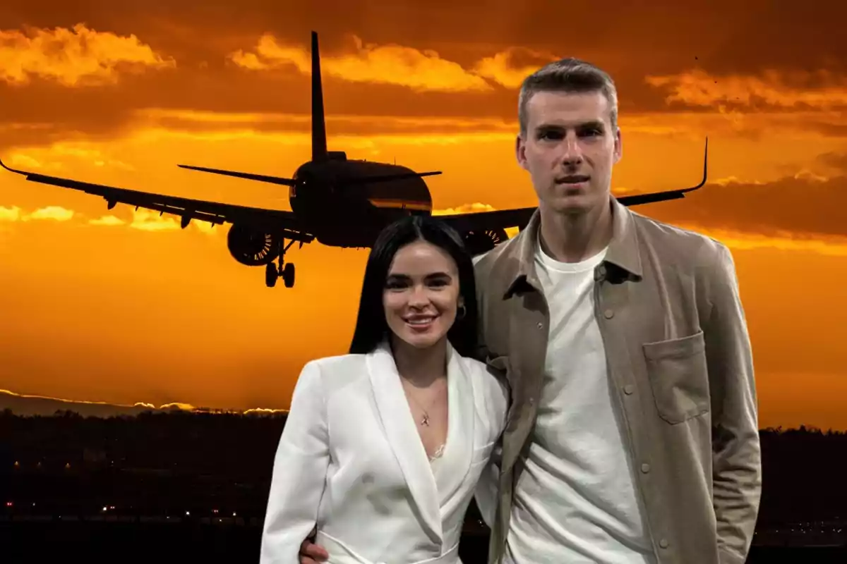 Anastasia Tamazova junto a Andriy Lunin y de fondo un avión en un cielo atardeciendo