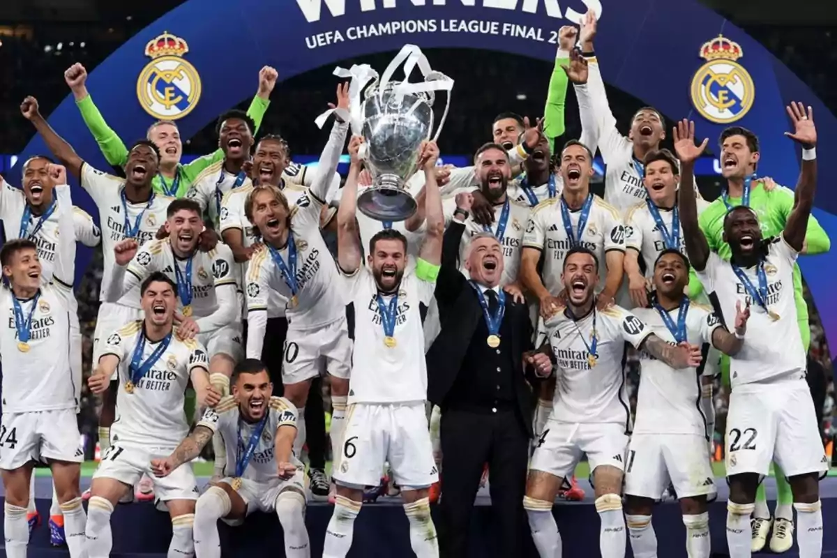 Jugadores de un equipo de fútbol celebrando con el trofeo de la UEFA Champions League.