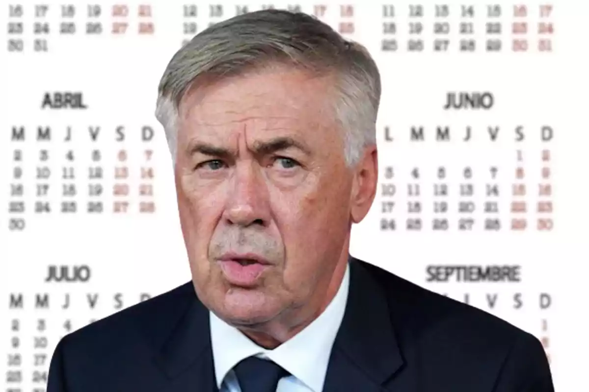 Carlo Ancelotti delante de calendario