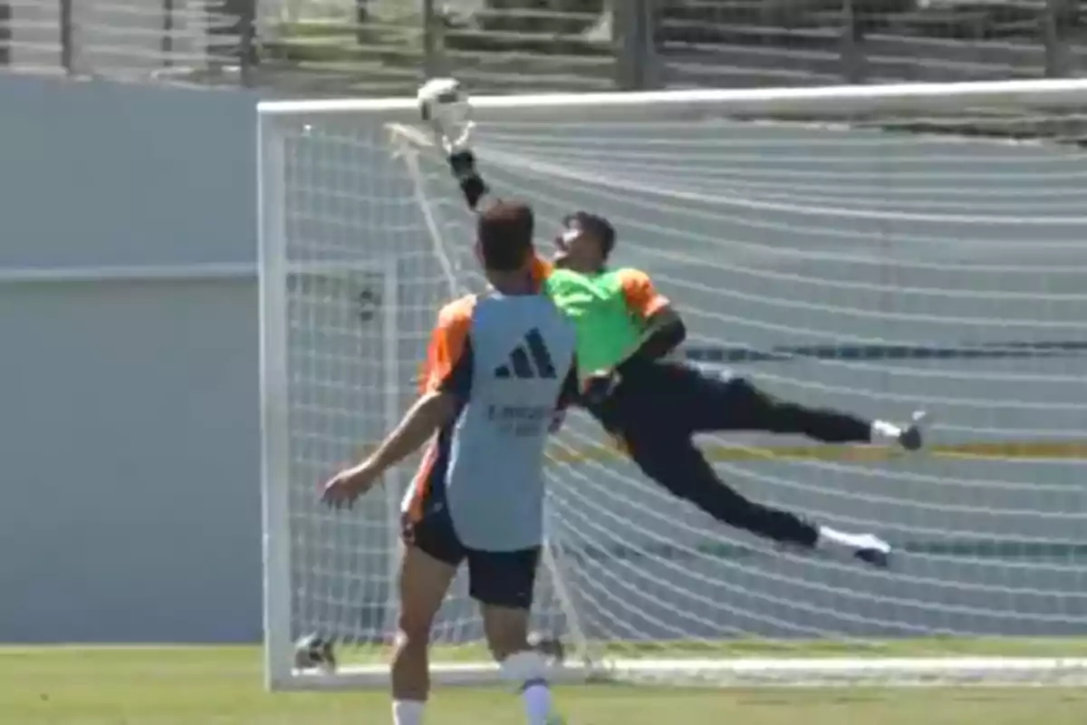 Courtois realizando una atajada espectacular durante un entrenamiento de fútbol.