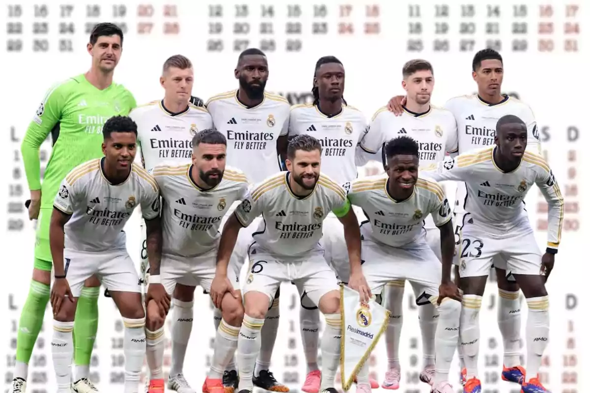 Jugadores de fútbol del Real Madrid posando para una foto de equipo antes de un partido, con el calendario de la Champions League de fondo.