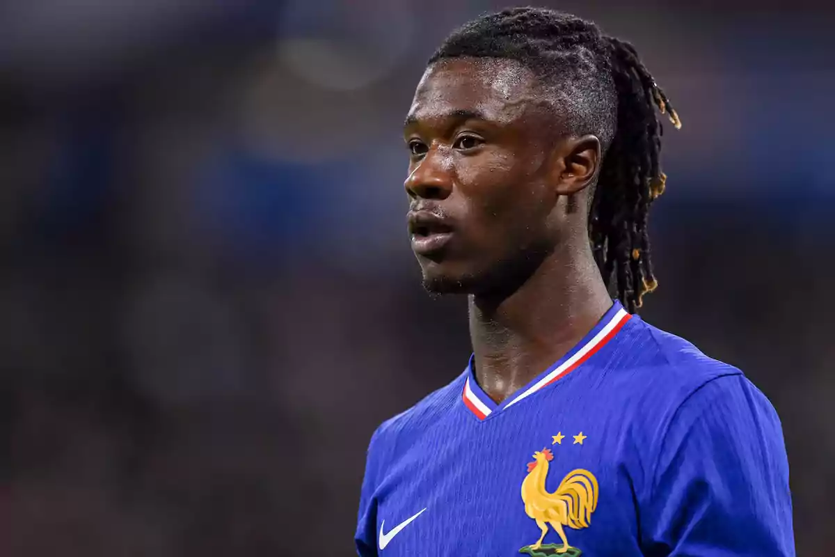 Eduardo Camavinga con camiseta azul de la selección de Francia.