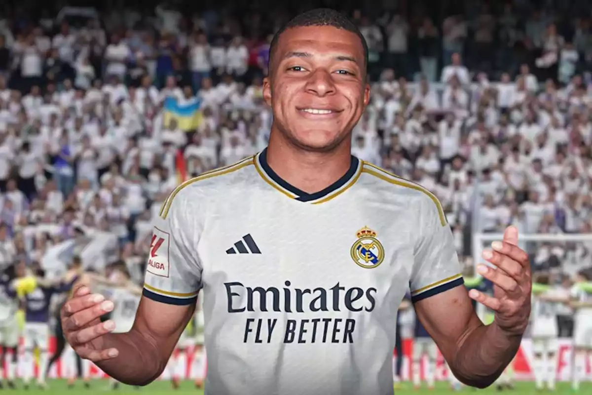 Mbappé con la camiseta del Real Madrid y fondo afición Real Madrid