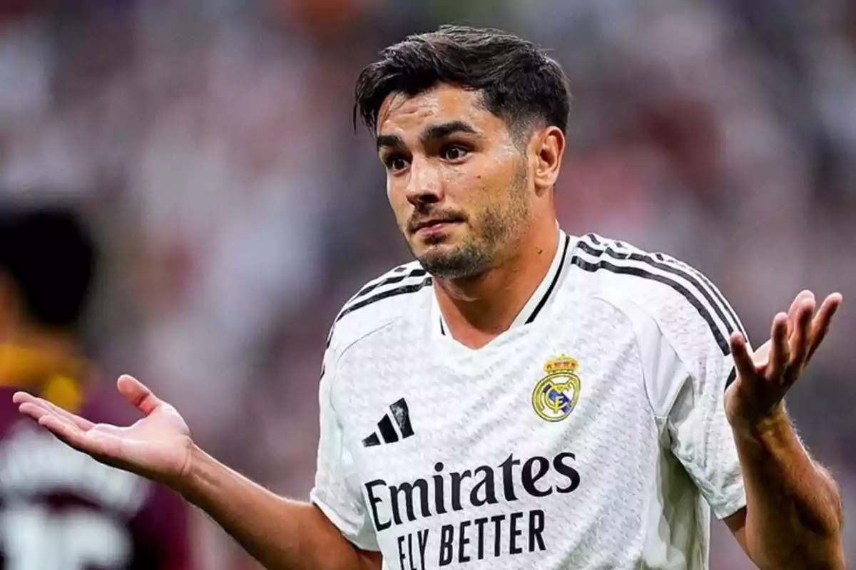 Un jugador de fútbol con la camiseta del Real Madrid levantando los hombros y las manos en un gesto de confusión.