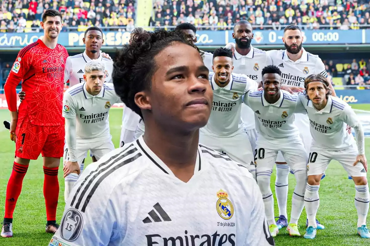 Jugadores del Real Madrid posando para una foto grupal en el campo de fútbol, con un jugador destacado en primer plano.