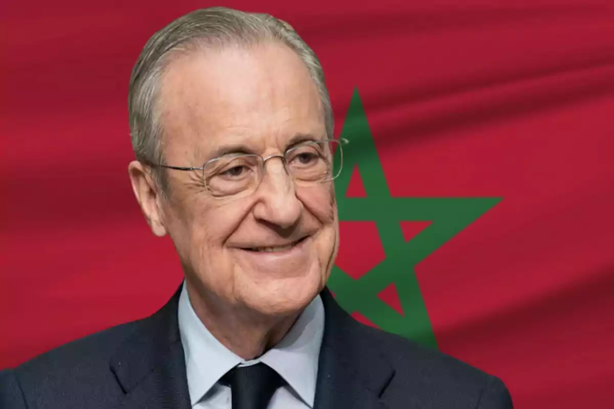 Florentino Pérez sonriendo frente a una bandera de Marruecos.