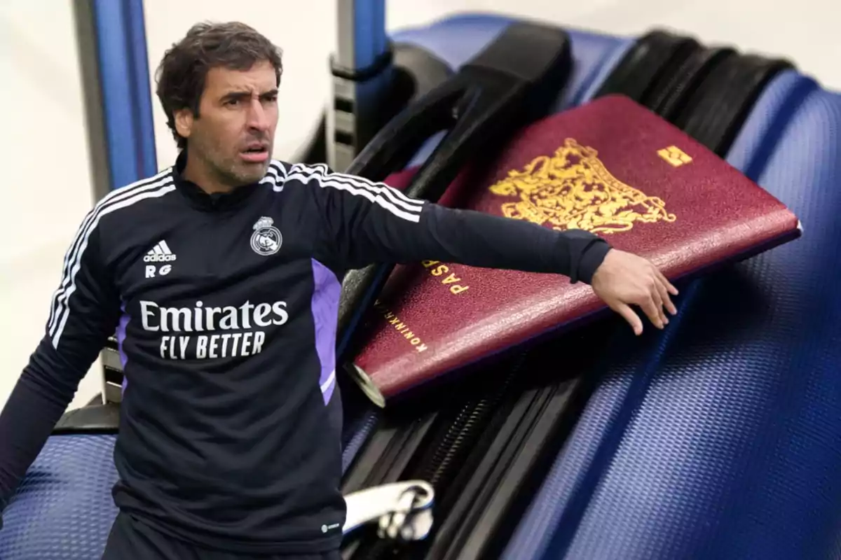 Un entrenador de fútbol con uniforme del Real Madrid gesticula mientras un pasaporte y una maleta están en el fondo.