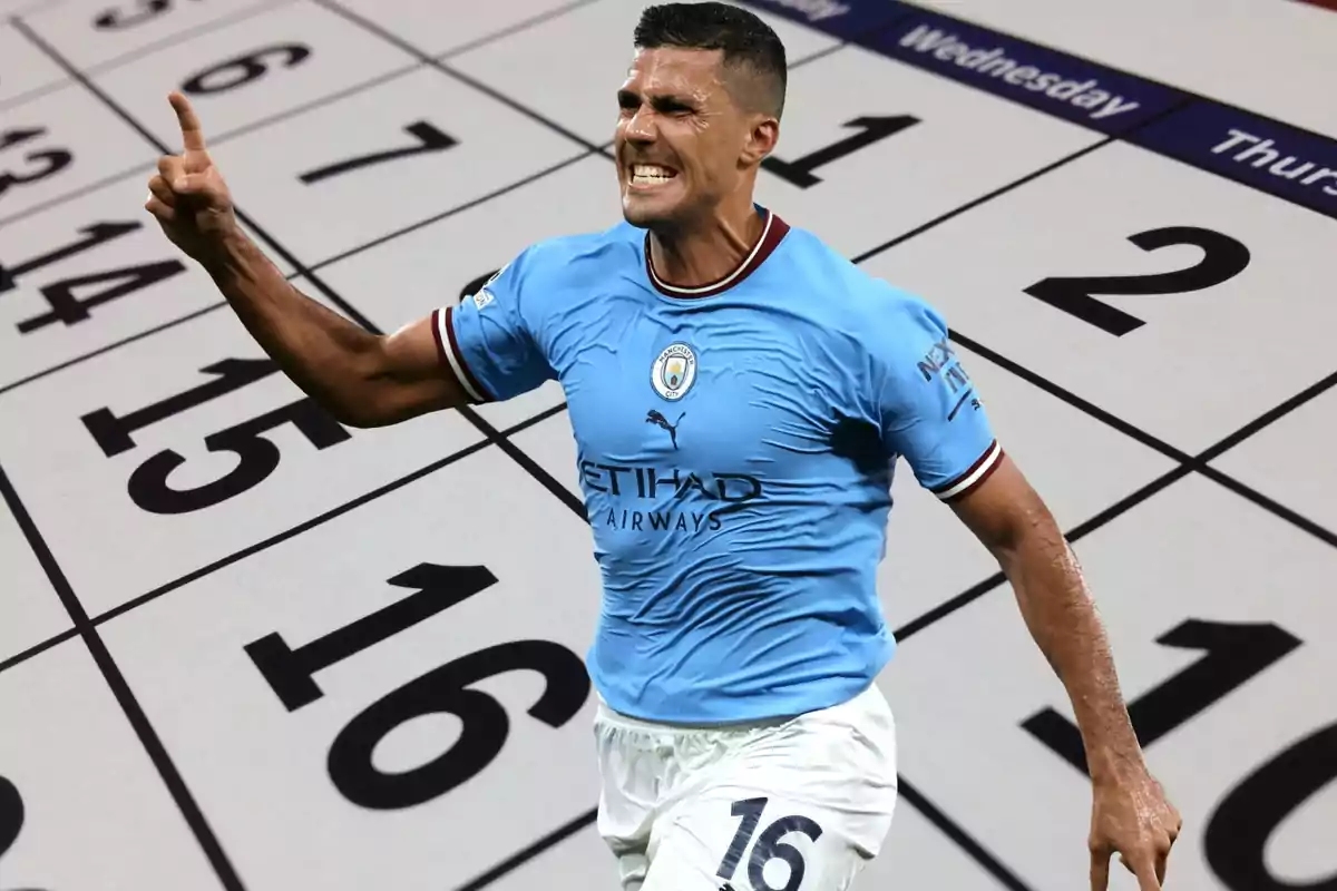 Un jugador de fútbol celebrando frente a un calendario.