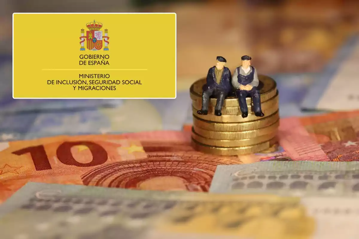 Dos figuras de personas mayores sentadas sobre una pila de monedas con billetes de euro de fondo y el logotipo del Ministerio de Inclusión, Seguridad Social y Migraciones del Gobierno de España.