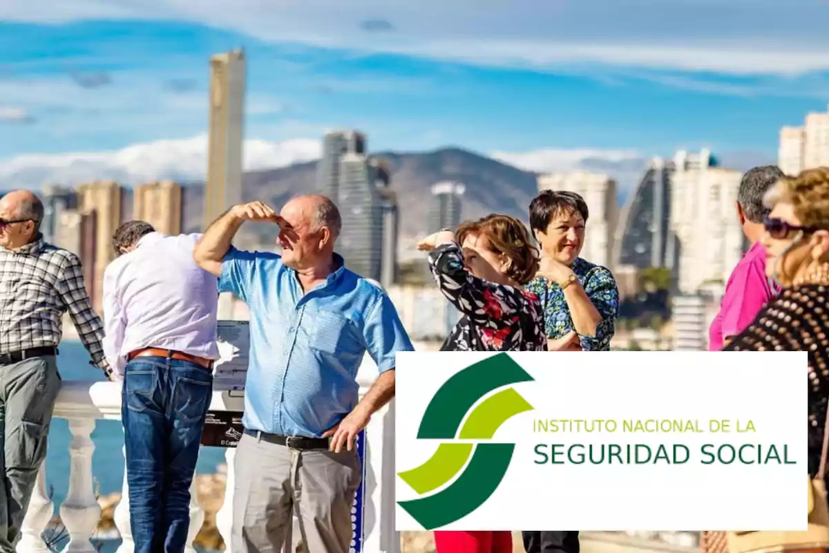 Personas mayores disfrutando de una vista panorámica en una ciudad con edificios altos y el logotipo del Instituto Nacional de la Seguridad Social en la esquina inferior derecha.