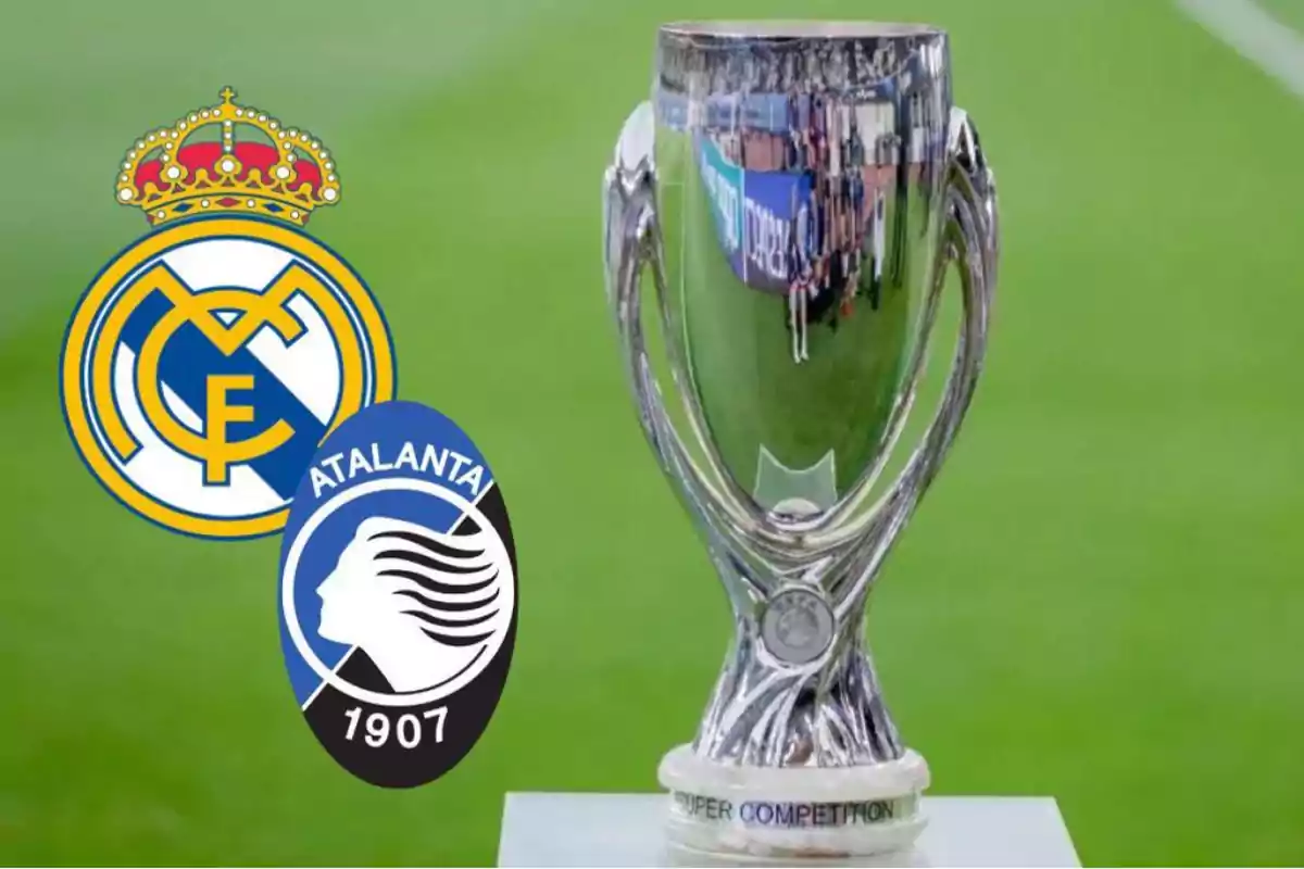 Trofeo de fútbol con los escudos del Real Madrid y Atalanta en un campo de juego.