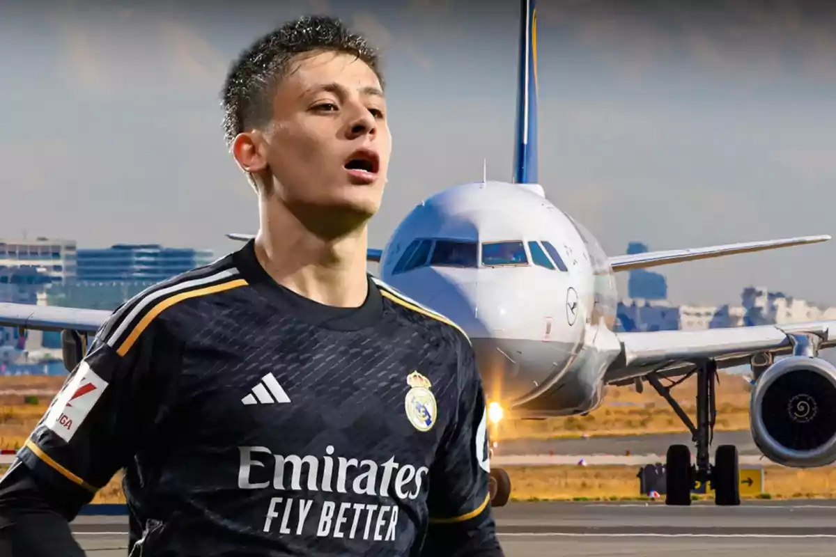 Jugador de fútbol con uniforme negro del Real Madrid frente a un avión en una pista de aterrizaje.