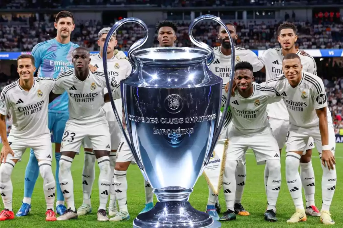 Jugadores de fútbol posando con el trofeo de la Liga de Campeones de la UEFA.