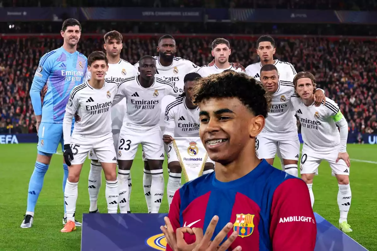 Un grupo de jugadores de fútbol del Real Madrid posando en el campo con un jugador del Barcelona en primer plano sonriendo.