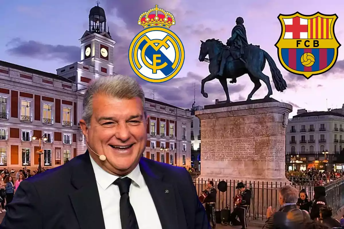 Un hombre sonriente con traje y corbata frente a una plaza con una estatua ecuestre y los logotipos de dos equipos de fútbol.