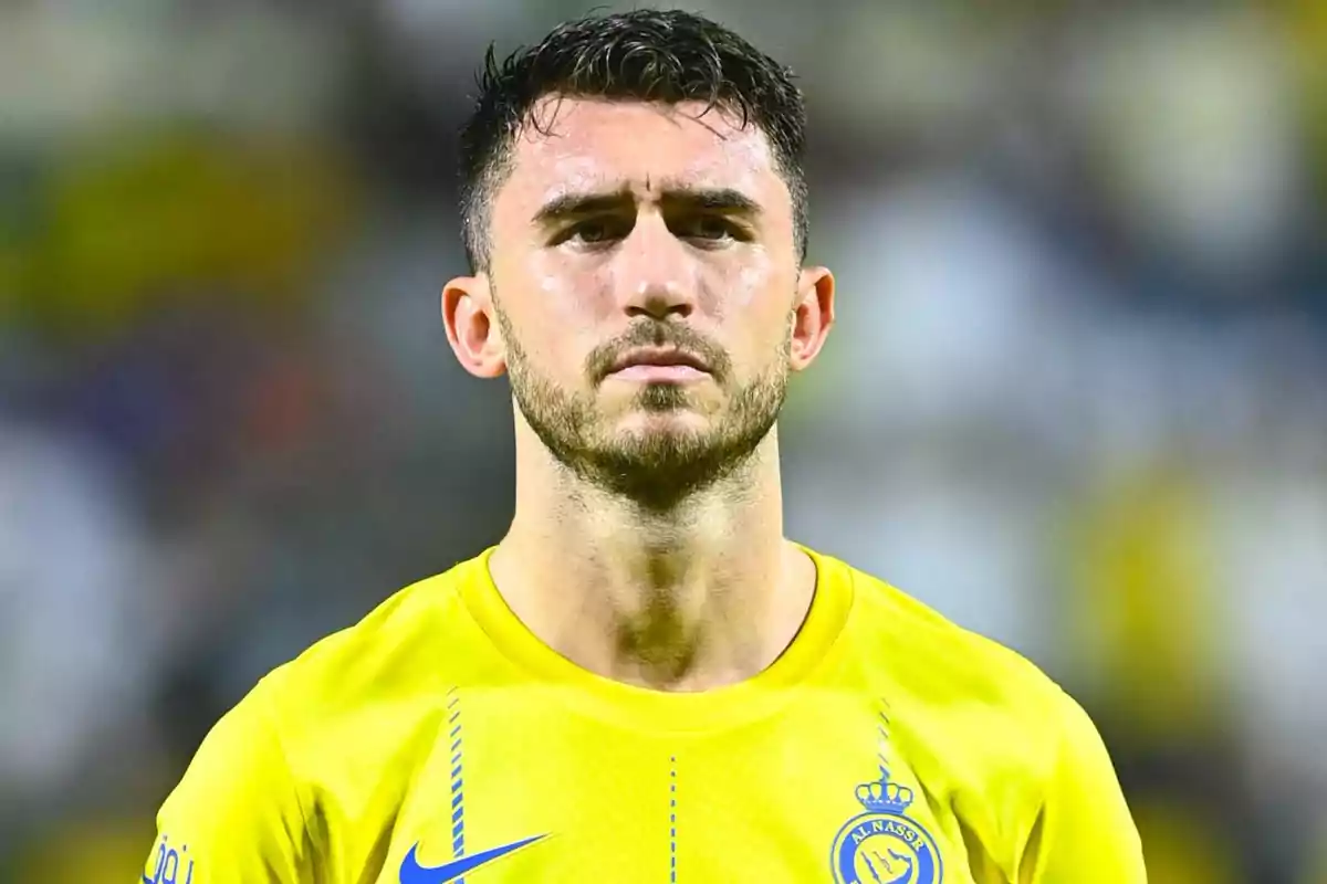 Un jugador de fútbol con camiseta amarilla del equipo Al Nassr en el campo. Un jugador de fútbol con camiseta amarilla del equipo Al Nassr en el campo.