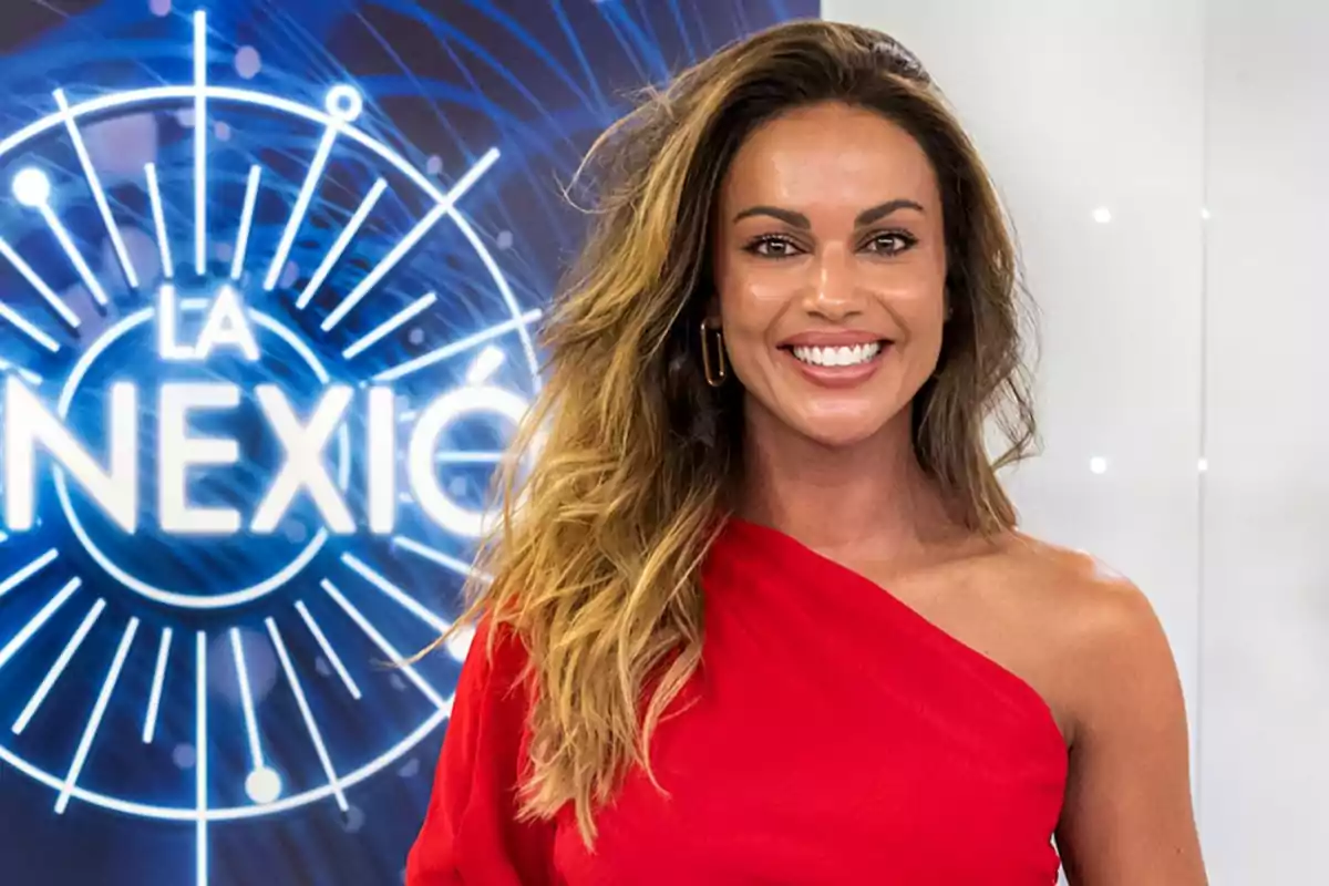 Mujer sonriente con vestido rojo de un solo hombro frente a un fondo con el texto La Conexión y gráficos azules circulares. Mujer sonriente con vestido rojo de un solo hombro frente a un fondo con el texto La Conexión y gráficos azules circulares.