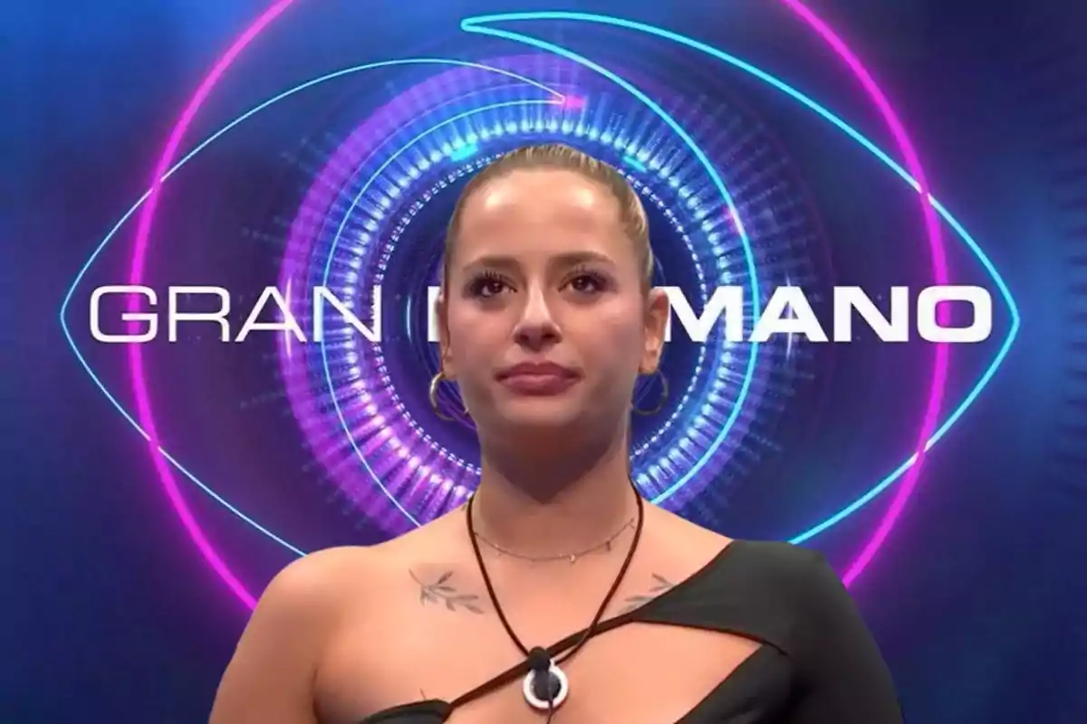 Una mujer con un vestido negro frente a un fondo con el logo de "Gran Hermano".