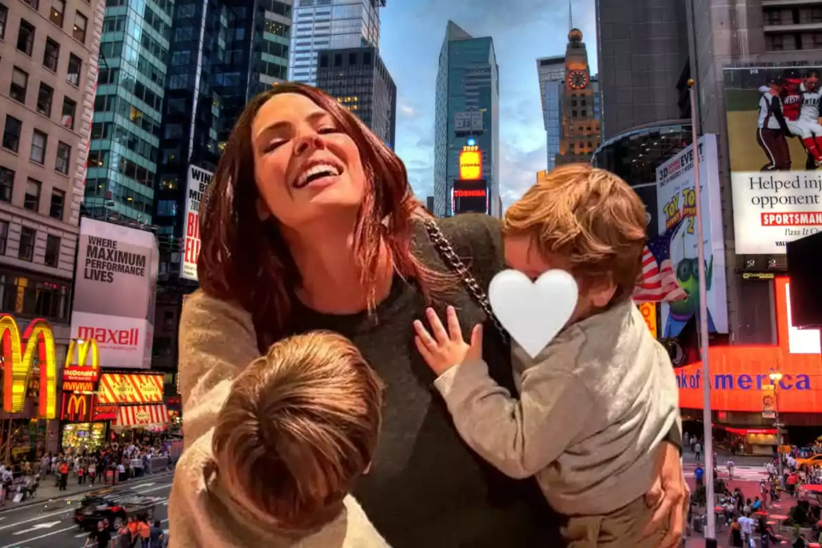 Una mujer sonriente sostiene a dos niños pequeños en un entorno urbano lleno de carteles luminosos y edificios altos.