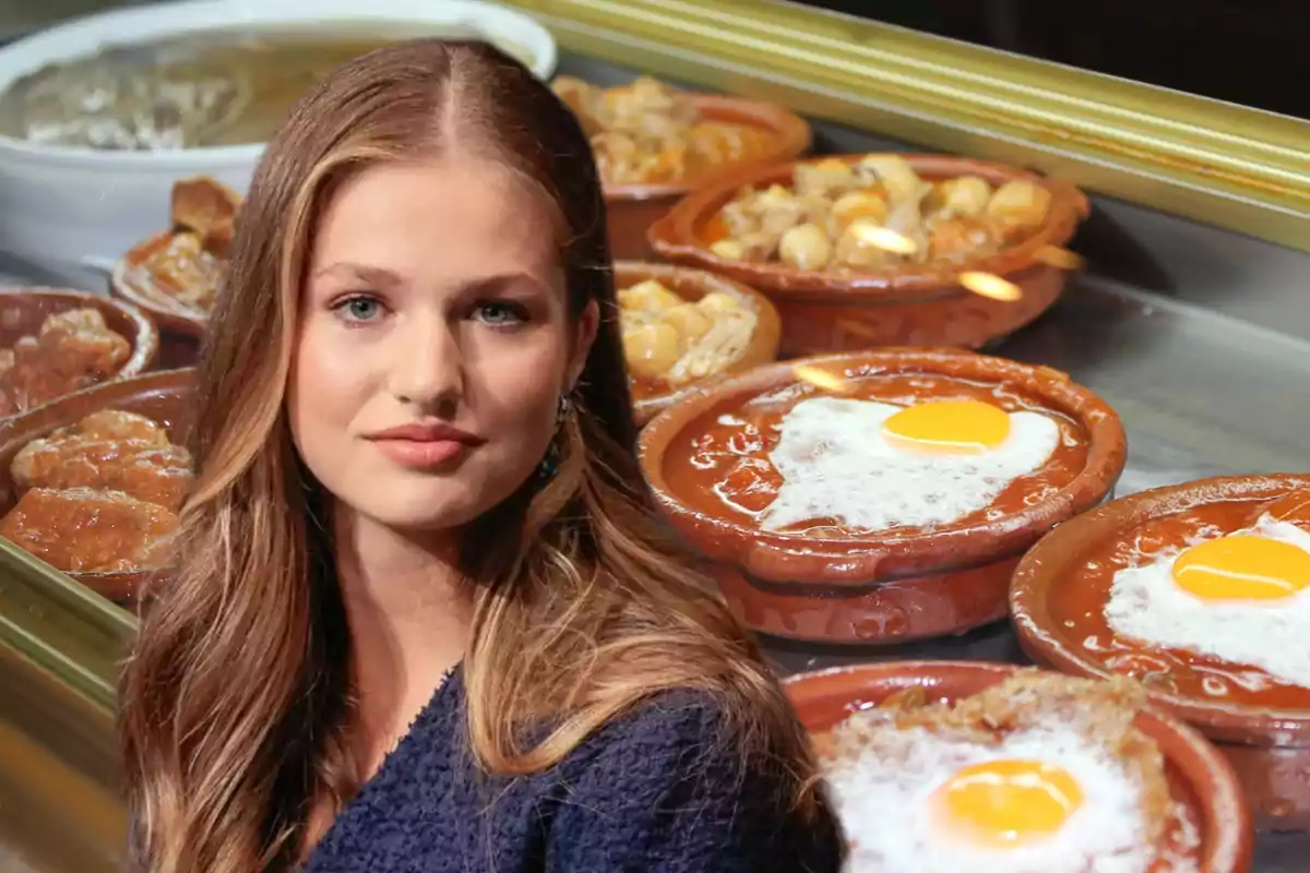 Una mujer de cabello largo y rubio frente a una variedad de platos de comida en cazuelas de barro, algunos con huevos fritos.