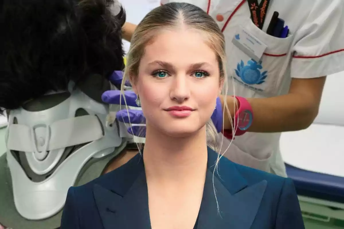 Joven rubia con saco azul al frente y al fondo una persona con collarín siendo atendida por personal médico