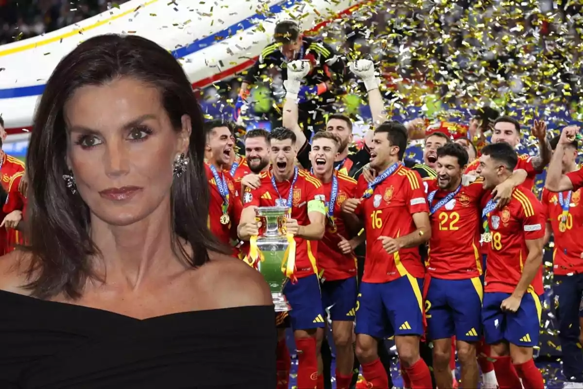 Una mujer con vestido negro y cabello oscuro aparece en primer plano, mientras que en el fondo un equipo de fútbol celebra con un trofeo y confeti dorado.