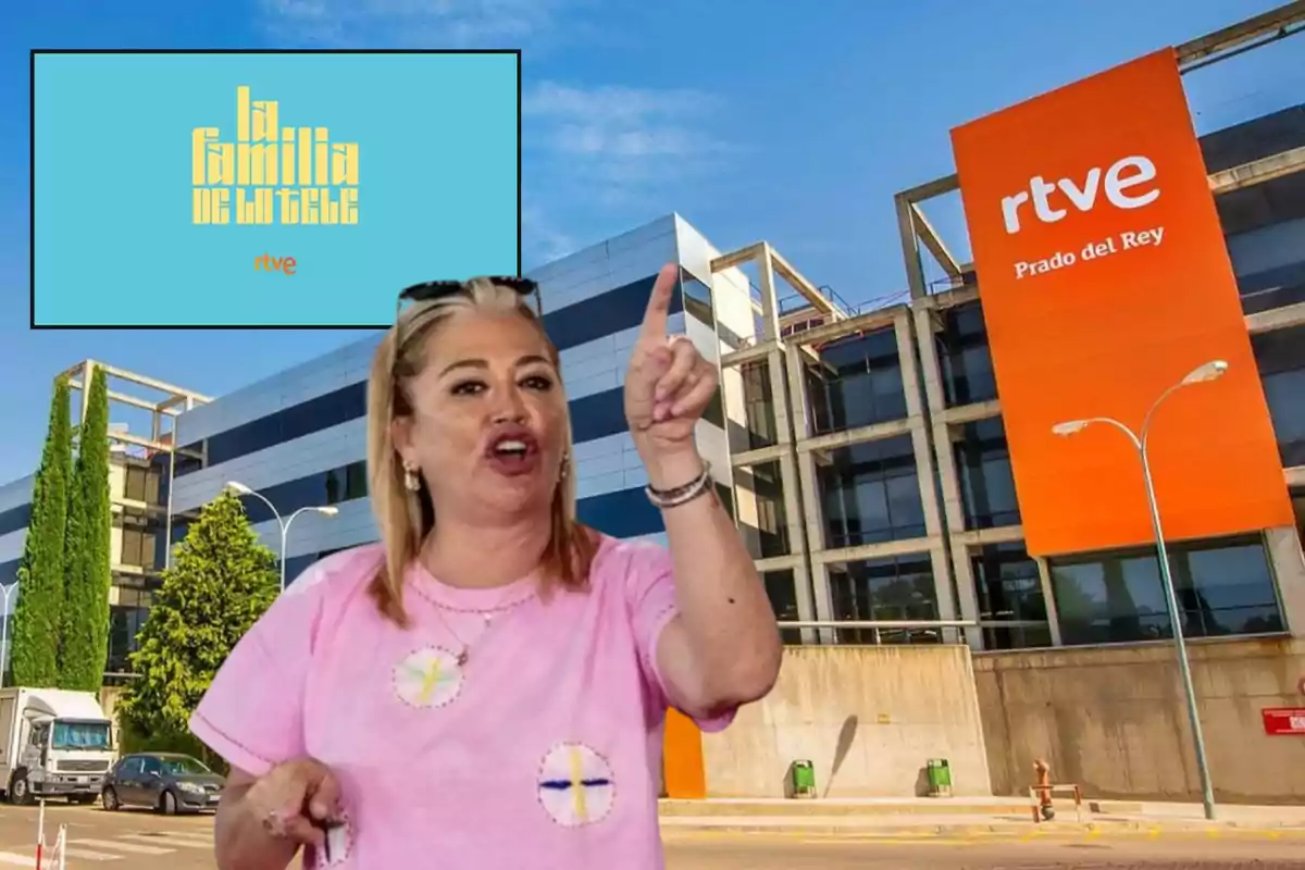 Una mujer con camiseta rosa gesticula frente al edificio de RTVE Prado del Rey con un cartel azul que dice la familia de la tele