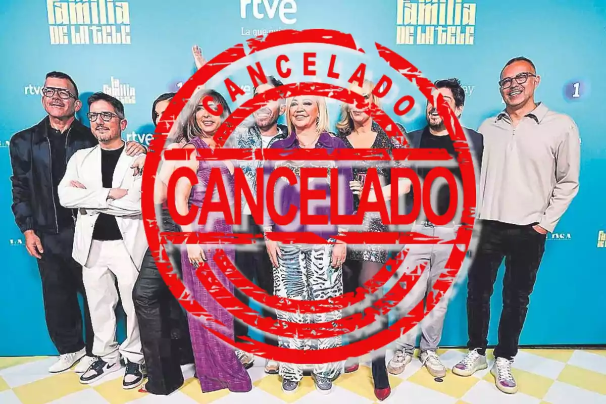 Grupo de personas posando en un evento con un gran sello rojo de cancelado sobre la imagen
