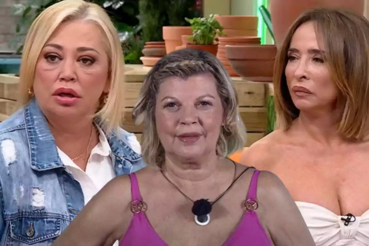 Tres mujeres están en un entorno interior con macetas de fondo, una lleva una chaqueta de mezclilla, otra un vestido rosa y la tercera un top blanco.