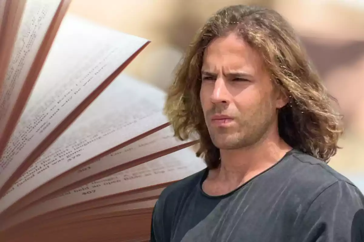 Un hombre con cabello largo y una camiseta negra, con un libro abierto en el fondo.