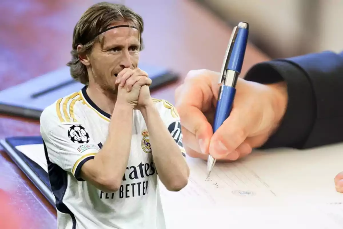 Luka Modric con la camiseta del Real Madrid con las manos entrelazadas delante del rostro, y de fondo una mano firma un documento