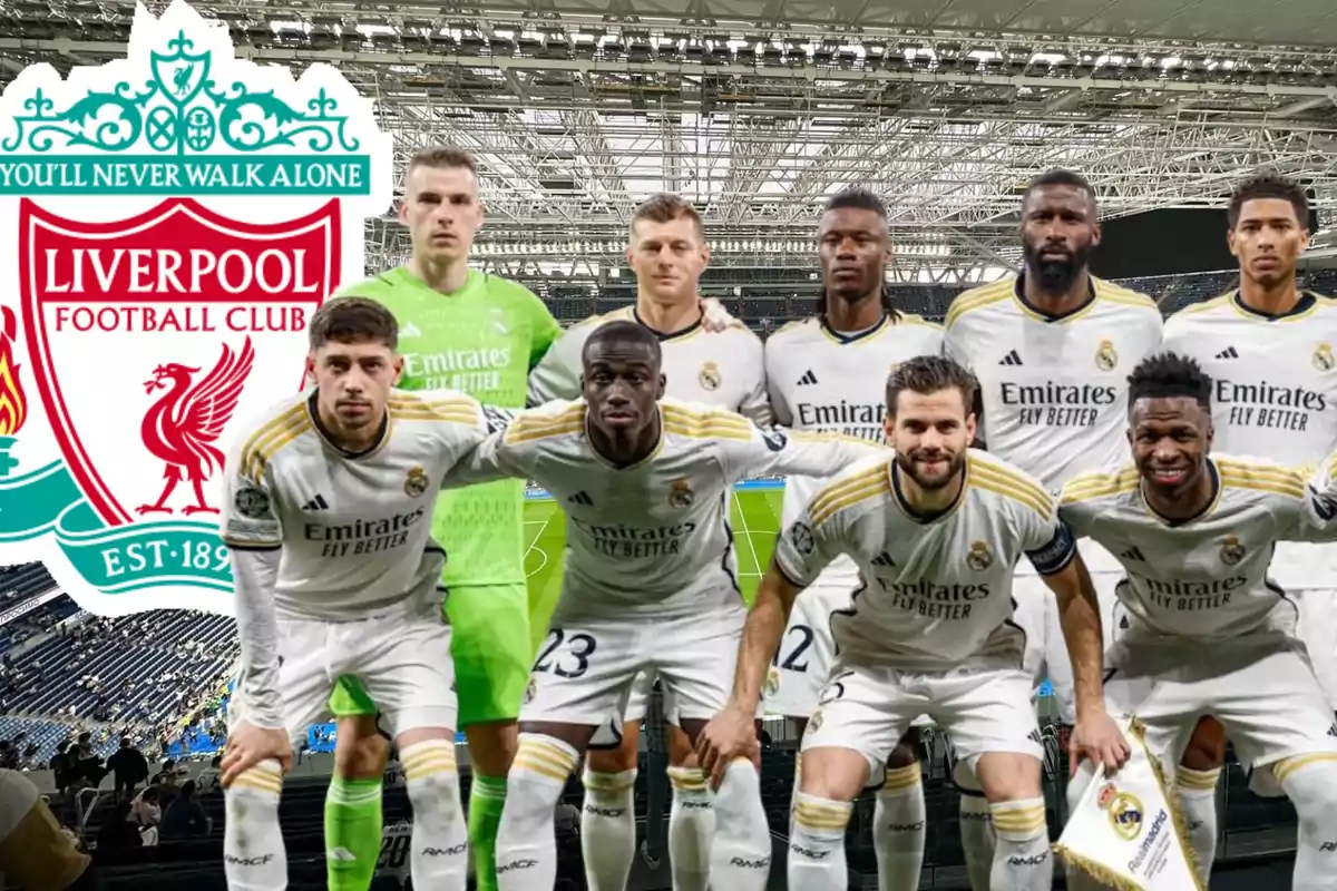 Jugadores del Real Madrid posando frente al escudo del Liverpool FC en un estadio.