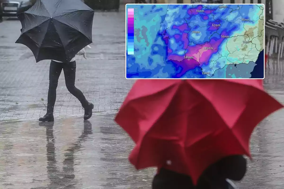 Personas caminando bajo la lluvia con paraguas mientras un mapa meteorológico muestra pronósticos de precipitaciones.