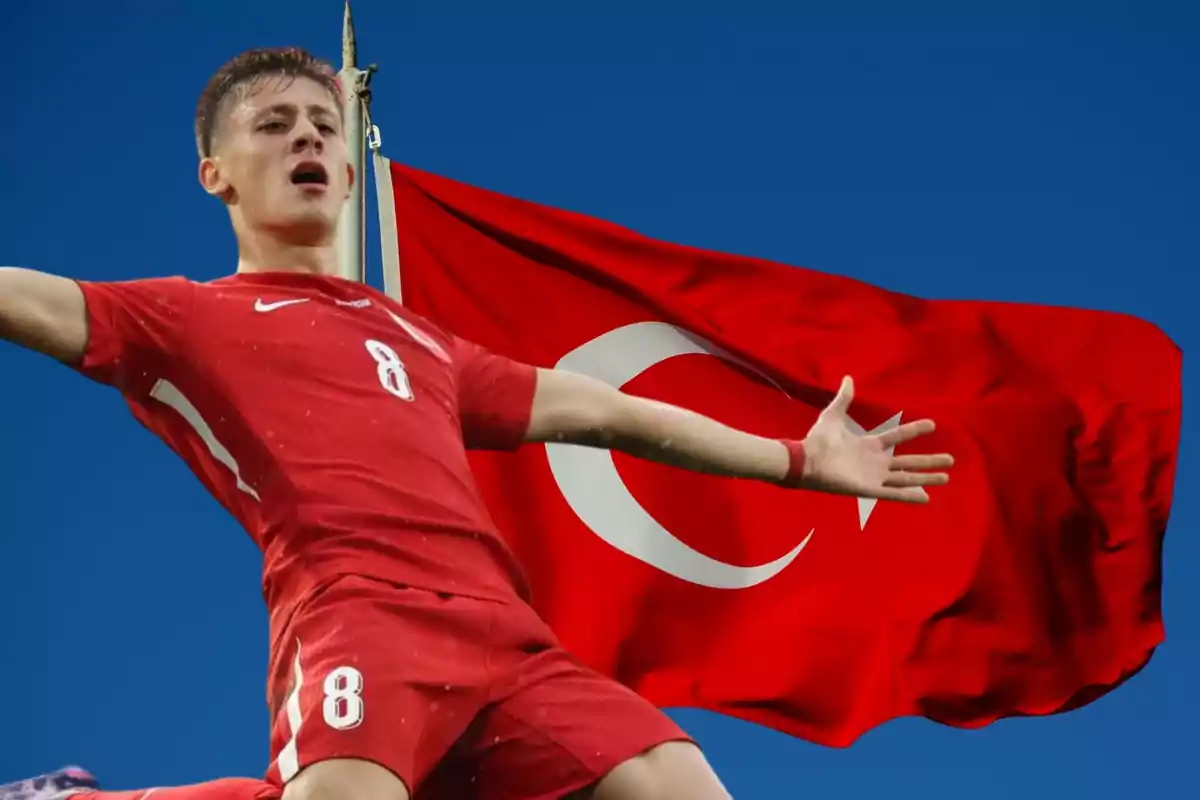 Jugador de fútbol celebrando frente a la bandera de Turquía.